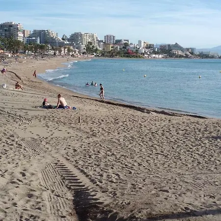 Ana Junto A La Playa