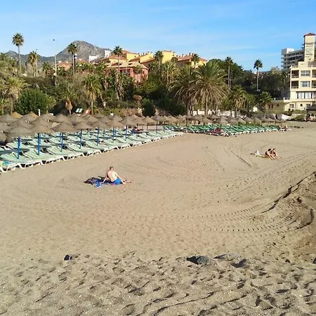 Ana Junto A La Playa *