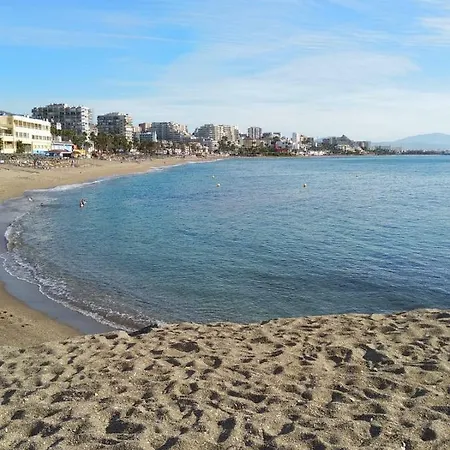 Ana Junto A La Playa