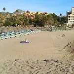 Ana Junto A La Playa *