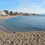 Ana Junto A La Playa